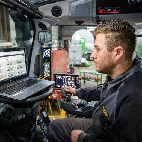 Foto: Monteur gebruikt mobiele app op locatie