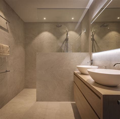 Illustratie van een dimbare badkamer spot die sfeer en functionaliteit combineert