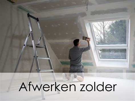 Overzicht van diverse gereedschappen en materialen voor het afwerken van gipsplaten, zoals spatels, rollen, hoekprofielen en voegband.