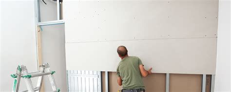 Een schone, gladde gipsplaat wand die klaar is voor schilderen na het aanbrengen van finishpasta en schuren.