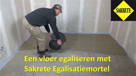 Vooraanzicht van vlakke vloer met paslat en egalisatiemortel