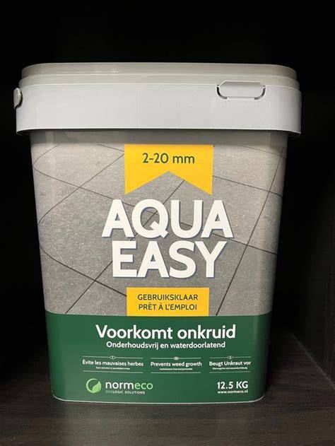 Voegmiddel in de voegen verspreid met spaan