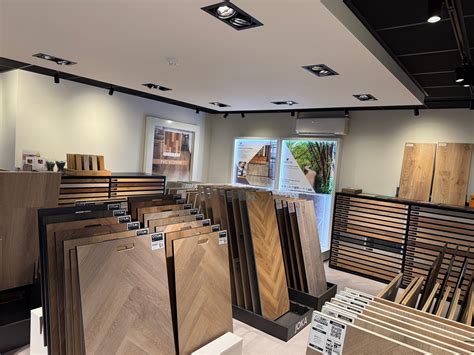 Impressie van een showroom met verschillende vloeren en traprenovatie opties