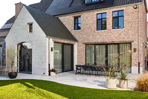 Illustratie van een modern huis met meerdere dakramen die veel daglicht binnenlaten