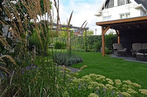 Vogelbehang-groene-tuin - illustratie met vogels in een groene tuin