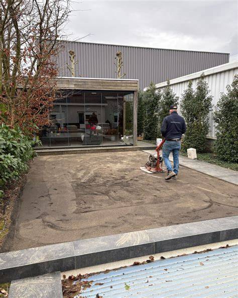 Infographic: Overzicht buitenstucwerk proces en factoren (ondergrond, afwerking, droogtijd, onderhoud)