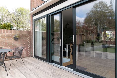 Illustratie van een moderne Deceuninck hefschuifpui met slanke lijnen