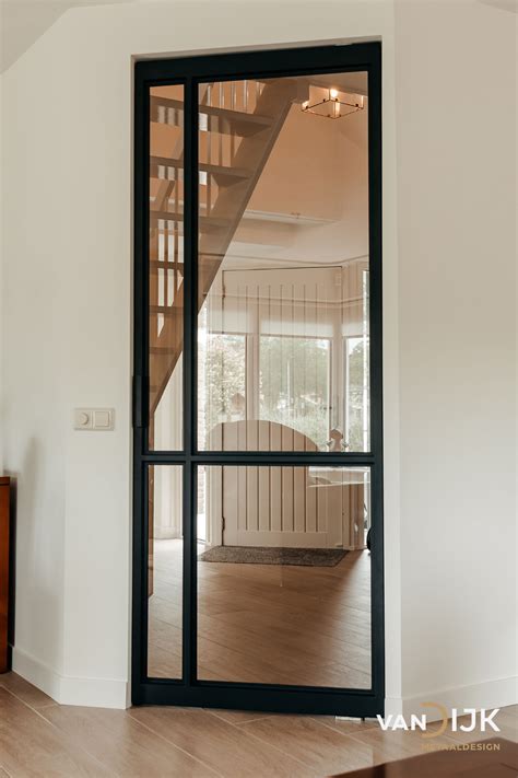 Collage van verschillende stijlen binnendeuren: industrieel staal, modern glas, klassiek hout.