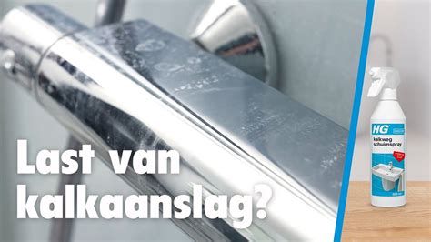 Infographic die de nadelen van kalkaanslag in de badkamer weergeeft