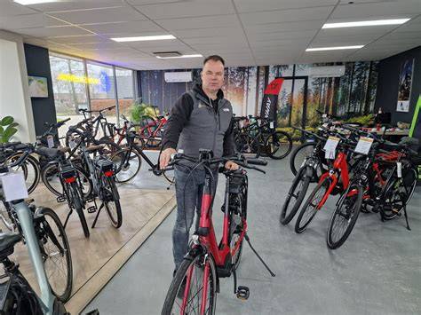 Siliconenspray op een fiets en een terraspanel voor illustratie van onderhoudsconcepten