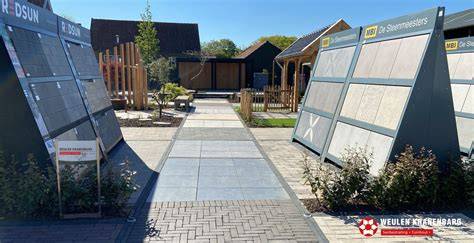 Showtuin van keramische tegels met voorbeelden van onderhoud