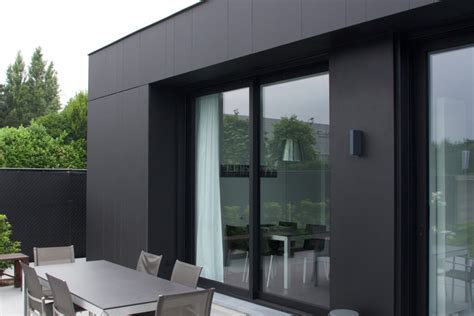Voorbeeld van een modern gebouw met een ALUCOBOND® gevelbekleding in een opvallende kleur.