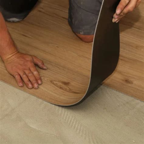 Schema dat het warmtegeleidingsverschil tussen PVC en laminaat illustreert.