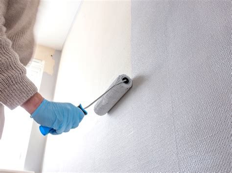 Illustratie van het aanbrengen van glasvezelbehang op een behangklaar muur