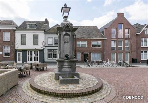 Foto van het vernieuwde entreeplein met Portugees kalksteen