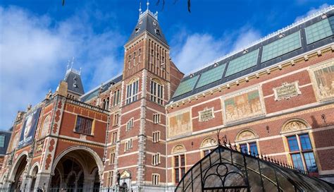 Foto van een deel van het gerestaureerde exterieur van het Rijksmuseum