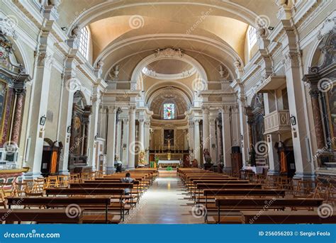 Voorbeeld van titanium tegelbedekking op een historisch of religieus gebouw.