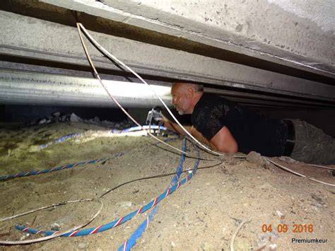 Foto: Inspectie in de kruipruimte door een vakman