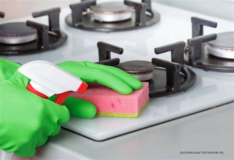 Gedetailleerde afbeelding van het aanbrengen van voegmiddel met een voegspaan en het schoonmaken met een spons.