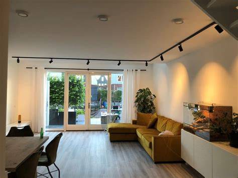Diagram: Plaatsingsplanning van geleidende rails en spots voor een woonkamer