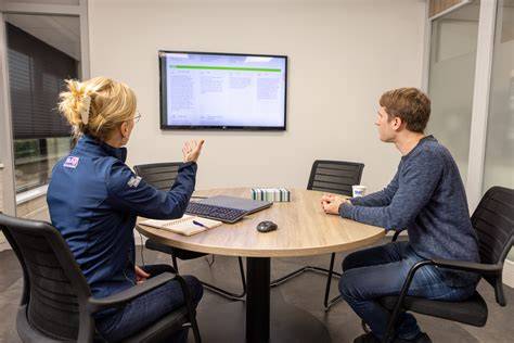Showroombezoek en adviesgesprek met traprenovatiespecialist