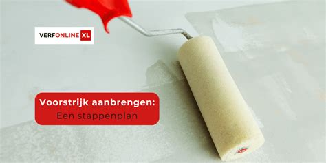 Een gedetailleerde afbeelding van het aanbrengen van voorstrijk op een gestucte muur met een roller.