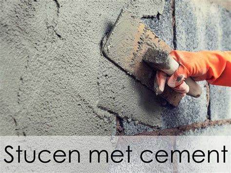 Een vergelijkingstabel met de voor- en nadelen van stucen over glasvezelbehang versus standaard behang.