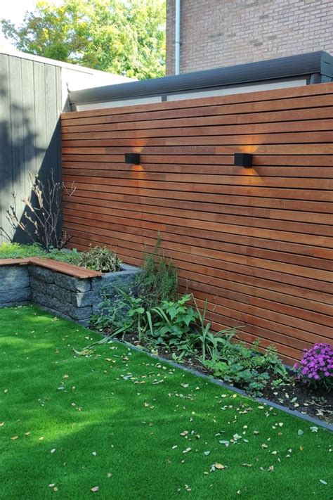 Illustratie van een moderne houten schutting in een tuin