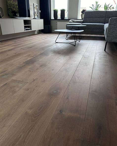 Foto: donker eiken, walnoot en antracietkleurige PVC voor donkere vloeren