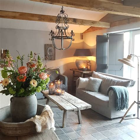 taupe behang in landelijke woonkamer met houten meubels