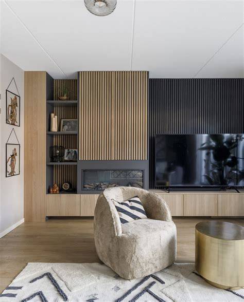 taupe accentmuur met robuuste houten bank en plaids