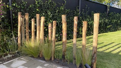 Foto: houten palen afhaken bij sluisproject