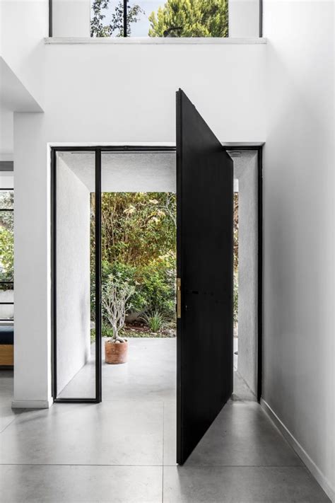 Illustratie van een moderne woning met een zwarte stalen voordeur die naadloos aansluit bij de architectuur.