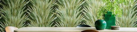 Een sfeervolle woonkamer met jungle behang dat een tropische uitstraling creëert