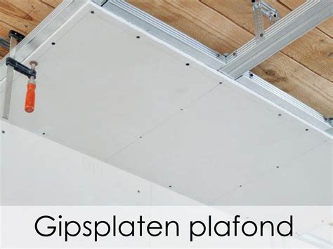 Foto van een plafond met gipsplaten en naden