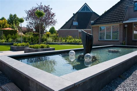 Illustratie van verschillende vijversoorten: natuurvijver, koivijver, zwemvijver.