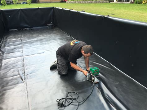 Close-up van verschillende soorten vijverfolie, zoals EPDM en PVC.