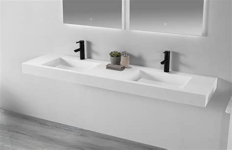 Ingerichte kleine badkamer met zwevende wastafel en rekken