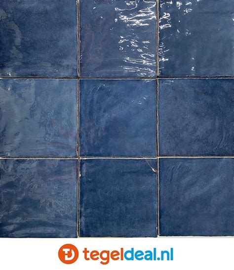 showroom blauwe wandtegels diverse tinten en formaten