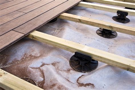 Gedetailleerde foto van het kliksysteem van de HKC terrastegels, met een close-up van de textuur van het hout-kunststof composiet.