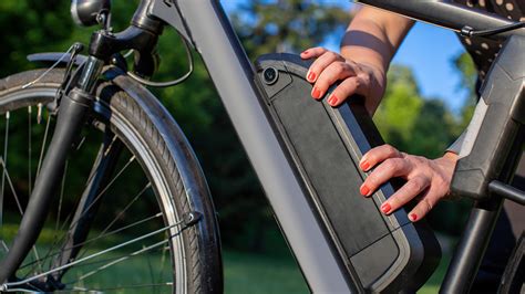 Een elektrische fietsaccu die oplaadt