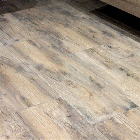 Voorbeeldbeeld: 120x30 cm houtlook keramische tegels