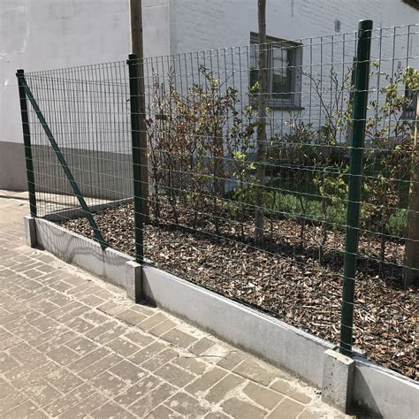 Illustratie die de plaatsing van een betonplaat onder een draadafsluiting toont, met aandacht voor de grondbevestiging en de voordelen.