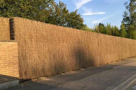 Collage van foto's die verschillende privacy-oplossingen voor draadafsluitingen tonen: begroeid met klimop, met heidematten en met kunststof lamellen.