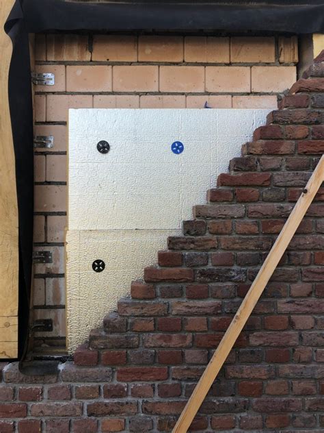 Illustratie van wapeningsnetten in een kelderwand met nadruk op plaatsing aan de buitenzijde