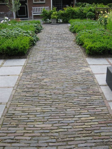 Foto van een tuinpad aangelegd met oude, nostalgische gebakken klinkers