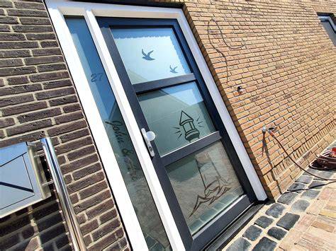 Afbeelding: voorbeelden van voordeur raamfolie op maat