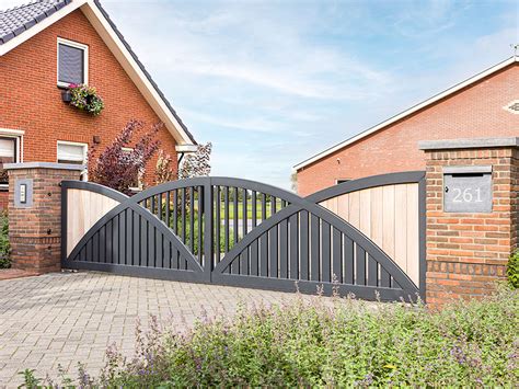 Moderne stalen prefab inrijpoort met geïntegreerde verlichting en intercomsysteem.