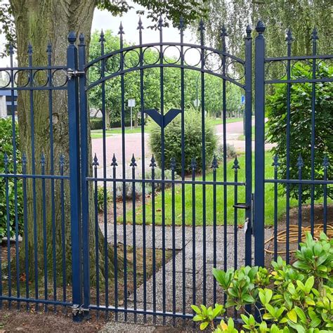 Voorbeeld van een klassieke sierpoort met sierlijke rondingen en versieringen.