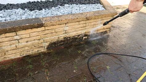 Illustratie van een hogedrukreiniger in gebruik op een gevel